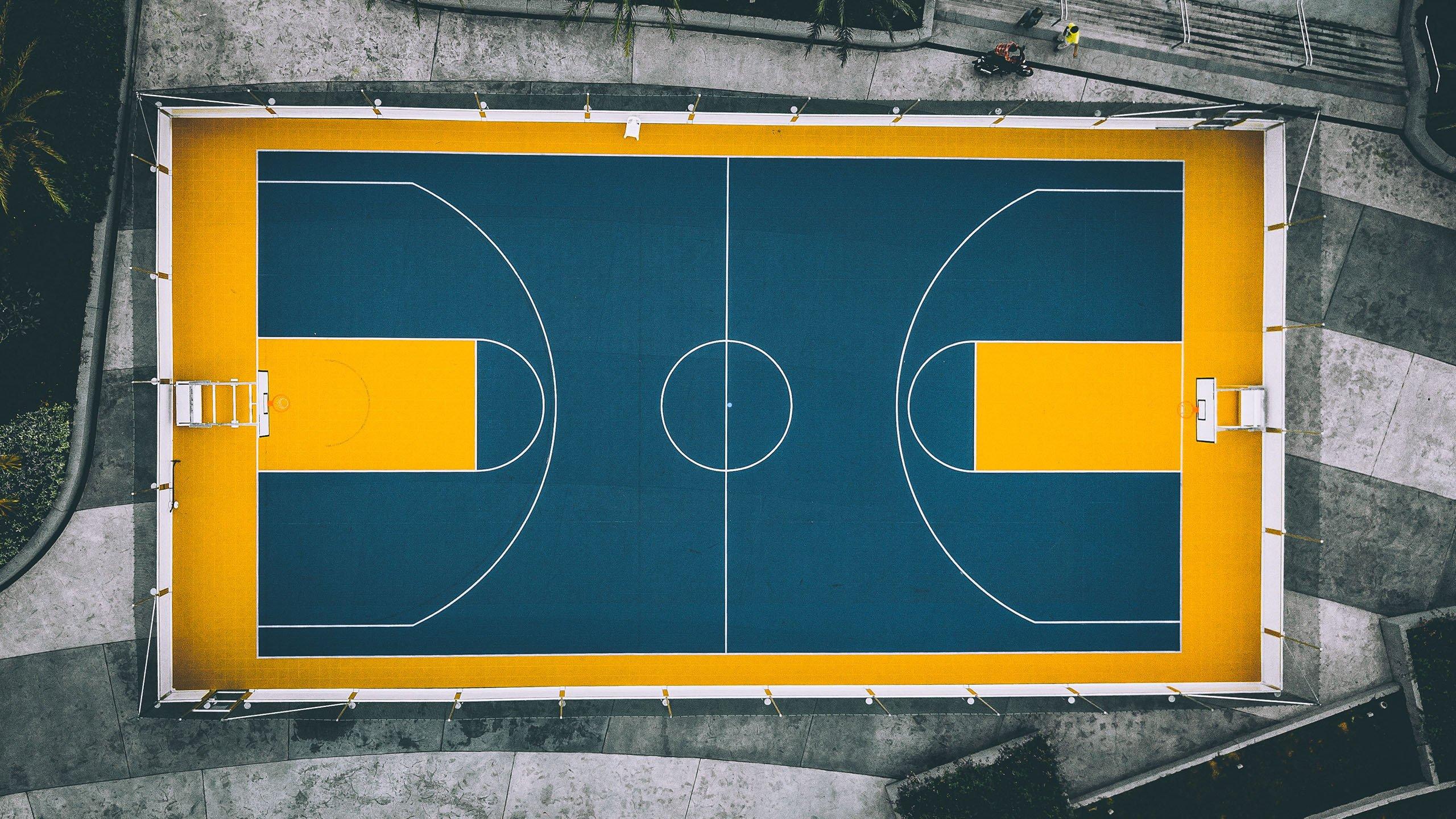 NBA反派狄龙·布鲁克斯接连犯规詹姆斯与库里,赛后坦言需要反省引发联盟热议